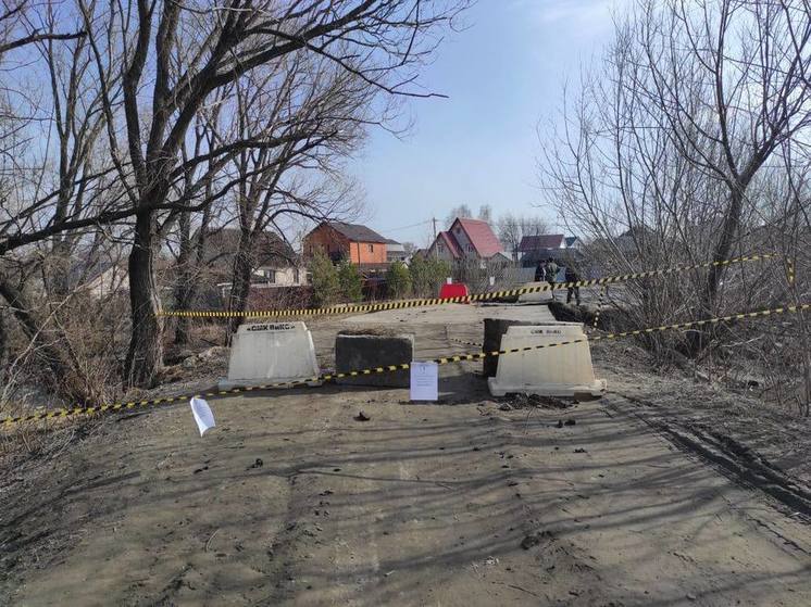 В пригороде Барнаула частично разрушились дорога и мост
