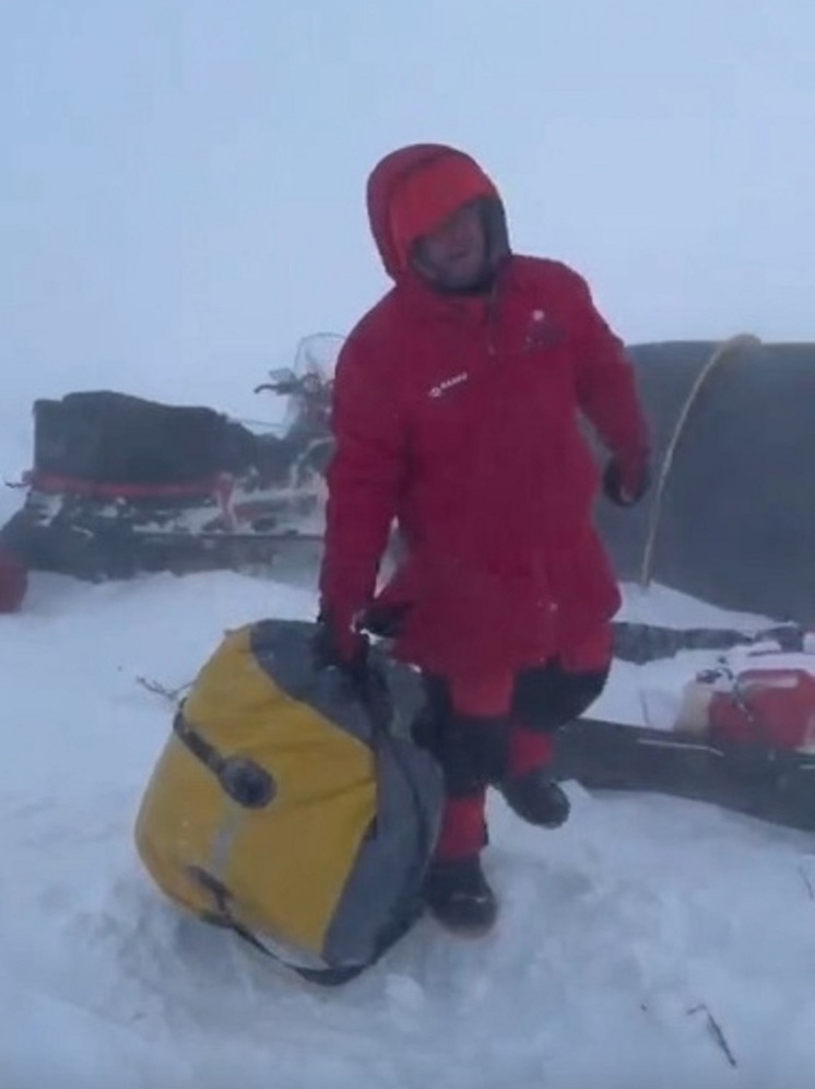 Спасатели Ямала вывезли из тундры 5 человек со сломавшимися снегоходами