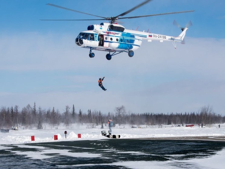 Тренируются спускаться с вертолета по тросу: спасатели Ямала готовятся тушить лесные пожары