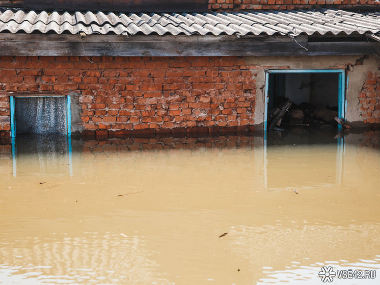 Вода выше 24 см: дом затопило в Кемерове