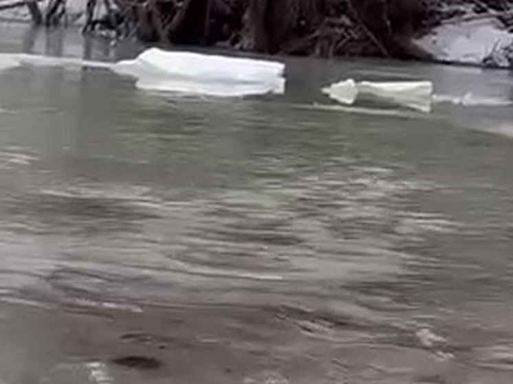 В Бурятии спасатели эвакуировали со льда реки девушку