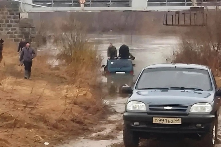 Паводковые новости: в Нерехте автомобиль утонул в реке Солоница