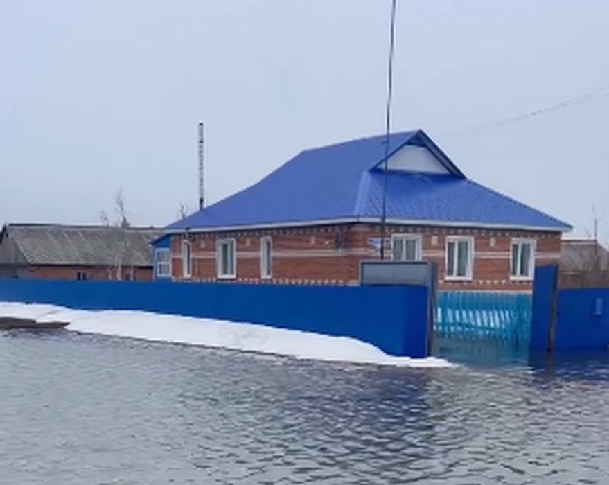 Омскую область топит паводковыми водами: 16 кадров затопленных домов