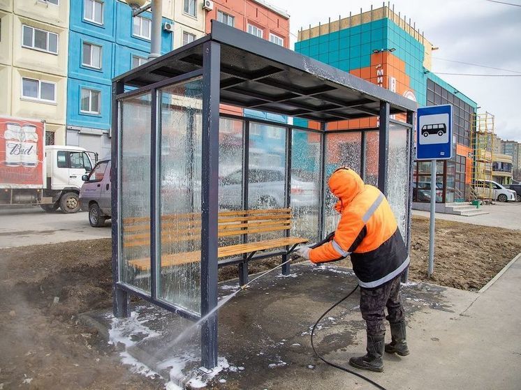 В Южно-Сахалинске от грязи и пыли отмыли 80% автобусных остановок