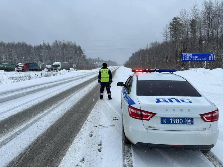 Снегопад усложнил дорожную обстановку на севере Свердловской области
