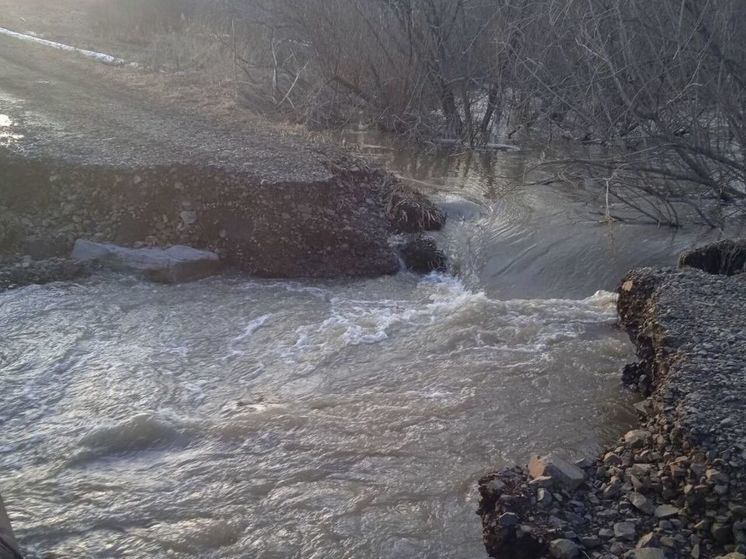 Мост в кузбасском селе обрушился из-за подъема реки