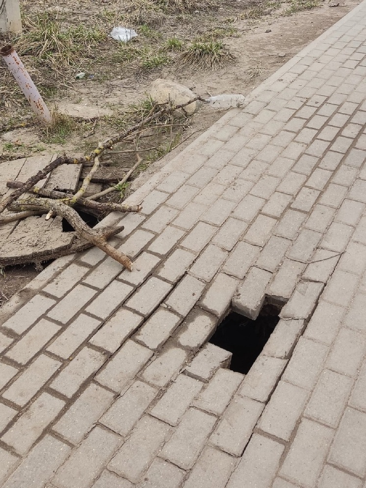 В Тверской области под ногами пешеходов проваливается тротуар