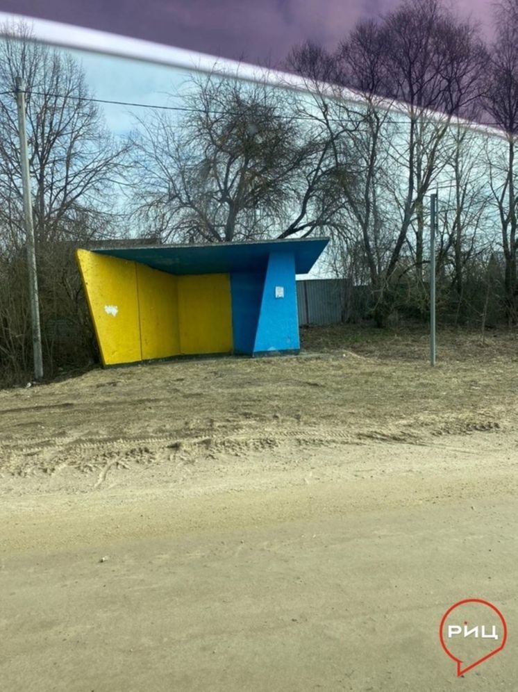 Житель Калужской области требует убрать желто-синие остановки