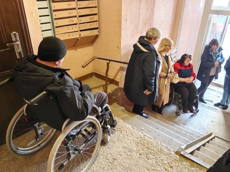 Сотрудники соцзащиты Серпухова и депутат Мособлдумы помогают инвалиду