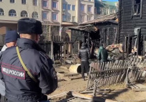 Сотрудники полиции разбудили и помогли выбраться жильцам из горевшего в ночь на 9 апреля многоквартирного деревянного дома по улице Анохина в Чите