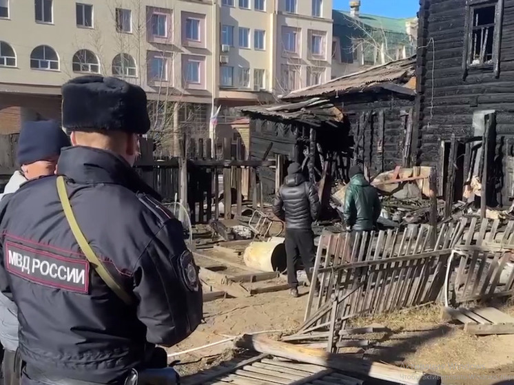 Полицейские ночью спасли жильцов горящего дома в Чите