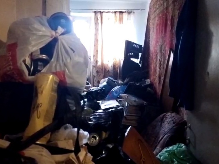 Пенсионерку из Миасса завалило огромной кучей вещей, накопленных в квартире