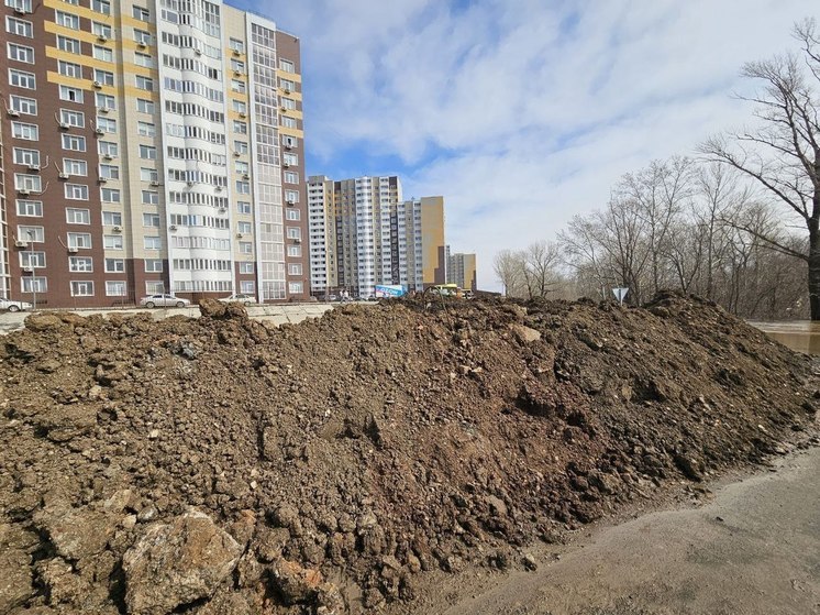 В Оренбурге продолжаются работы по создание  насыпей в зонах подтопления