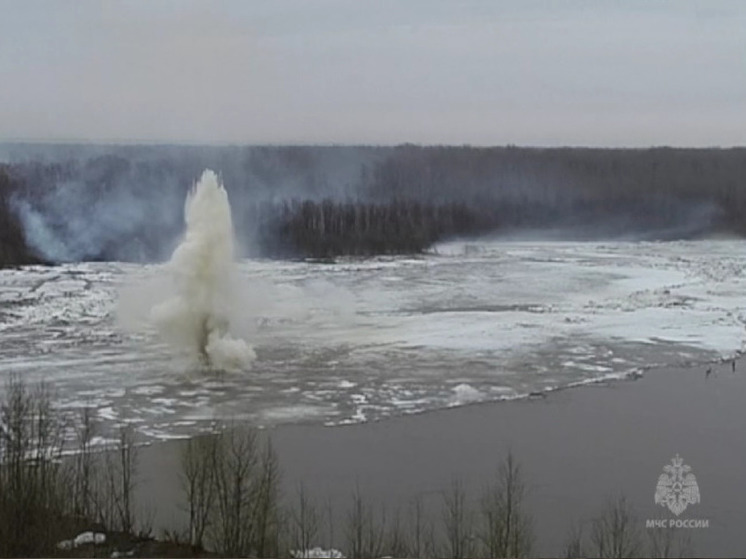 В Алтайском крае на реке Чумыш взорвали ледовый затор