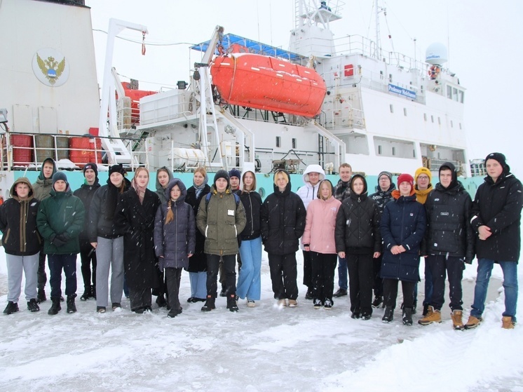 Юные исследователи Арктики посетили НИС "Профессор Молчанов"