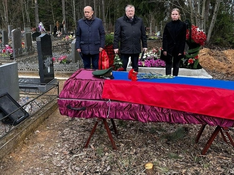 В поселке Сосновка под Сланцами простились с погибшим бойцом СВО