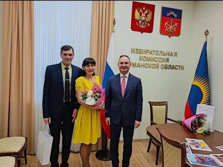 В мурманском Избиркоме чествовали победителей конкурса «Всей семьей на выборы»