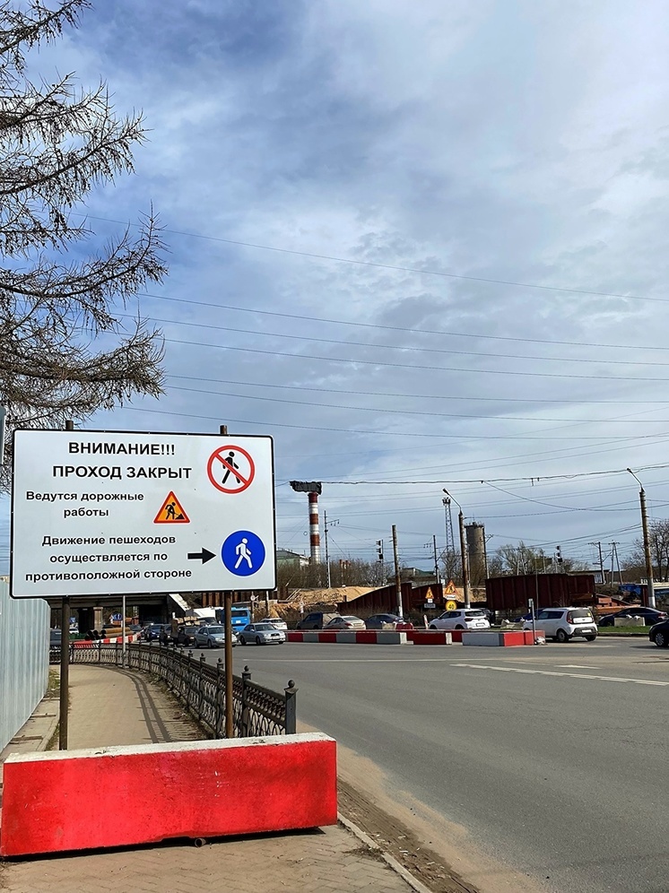 В Твери из-за реконструкции путепровода на Комсомольской площади перекрыли тротуар