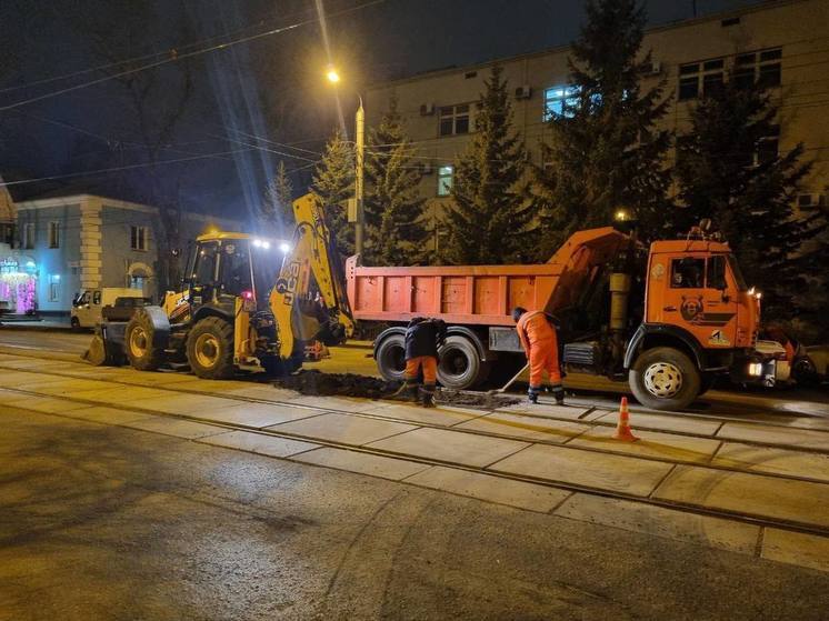 Продолжается замена плит на трамвайных путях в Иркутске