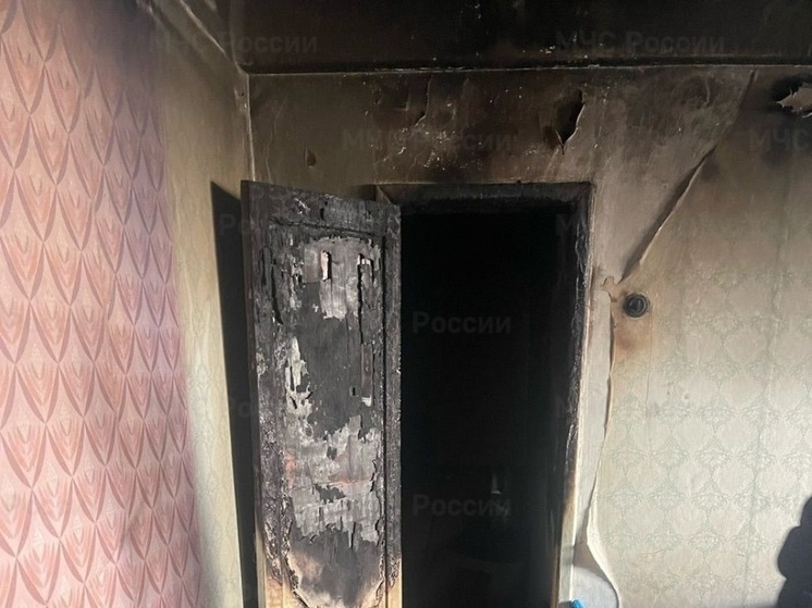90-летнего пенсионера вытащили через окно из горящего дома в Чите