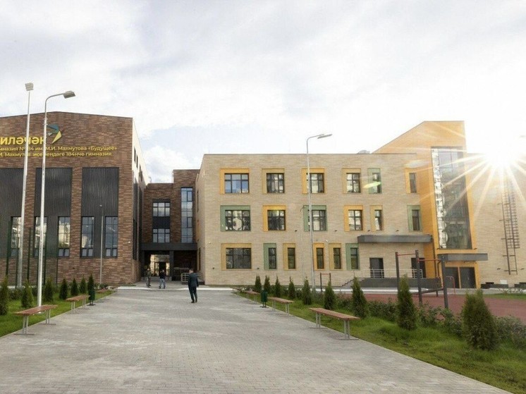 Школы Татарстана до конца года обеспечат государственными символами РФ и РТ