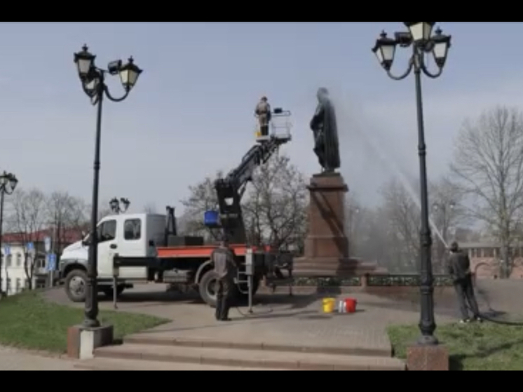 «Зеленстрой» приступил к традиционному весеннему мытью памятников Смоленска