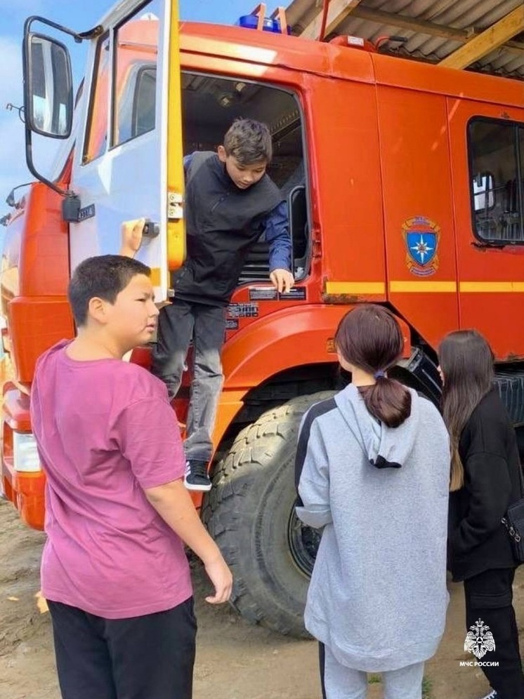 Школьникам райцентра Калмыкии рассказали о работе пожарных