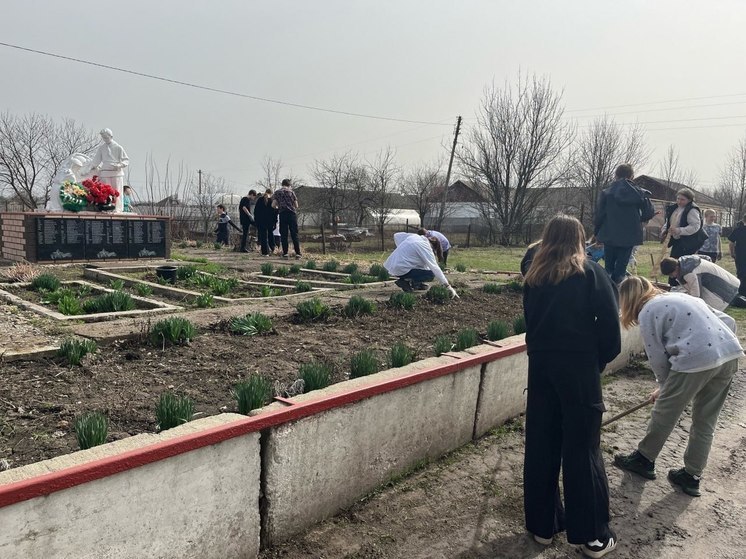 В Курской области активисты «Тимуровских отрядов» облагораживают мемориалы