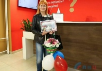Жительнице луганска вручили цветы и ресторанный сертификат
