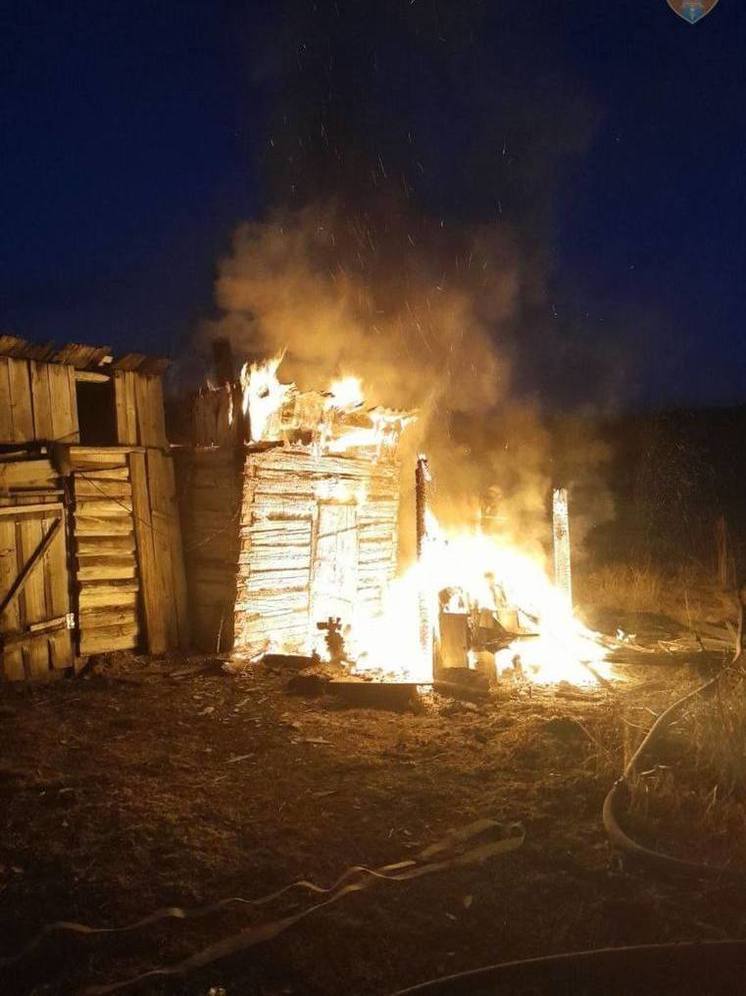 В Бурятии из-за неосторожного обращения с огнем сгорели надворные постройки