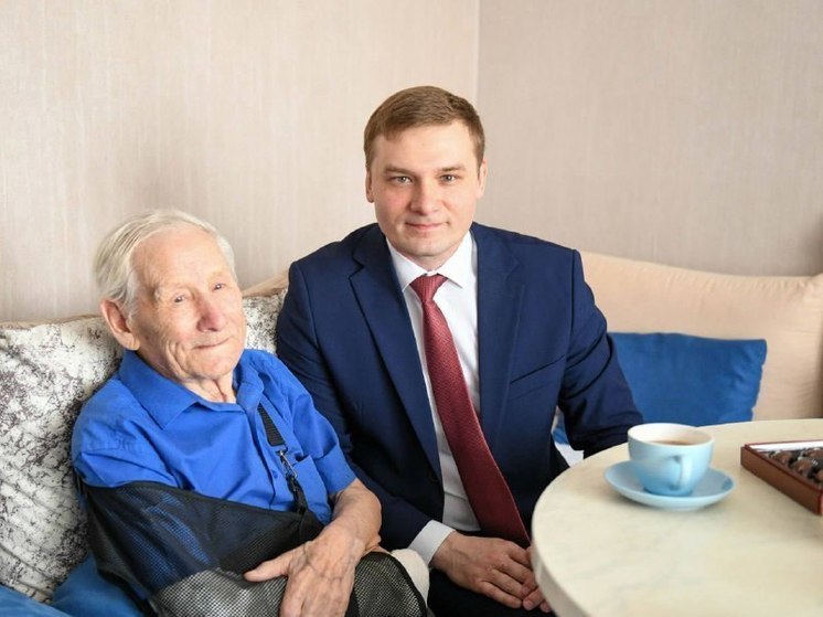 Глава Хакасии поздравил ветерана ВОВ Ивана Шмакова с грядущим Днем Победы