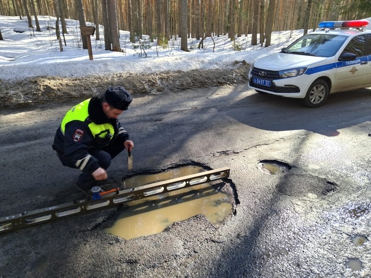 «Дорожную службу» пожурили за разбитые дороги в Хотынецком районе