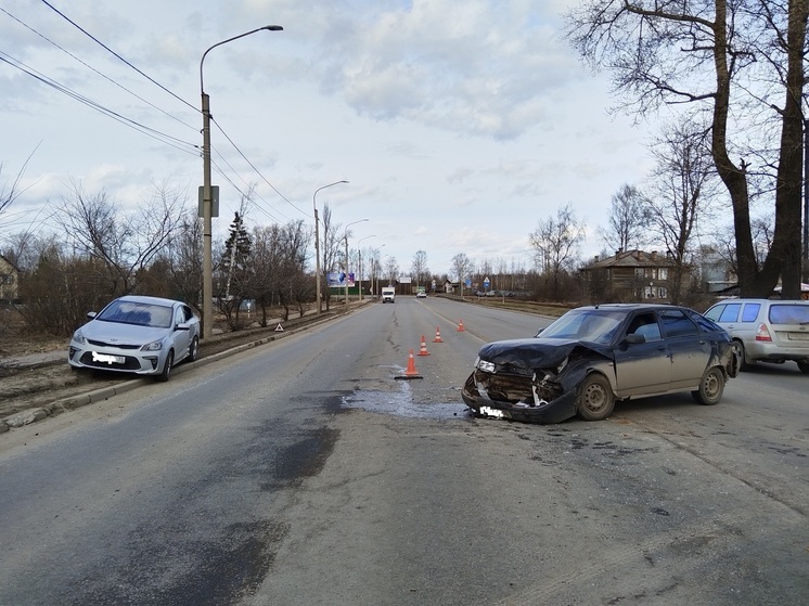 Пассажирка пострадала при столкновении двух легковушек в Вологде