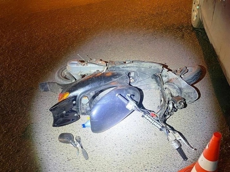 В Хакасии 15-летний водитель мопеда столкнулся с машиной и получил травмы