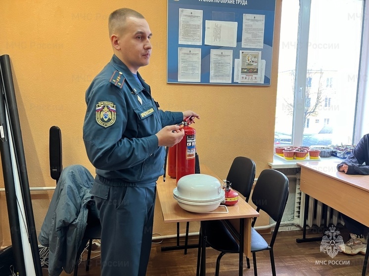 Лодейнопольских школьников учили тушить возгорания