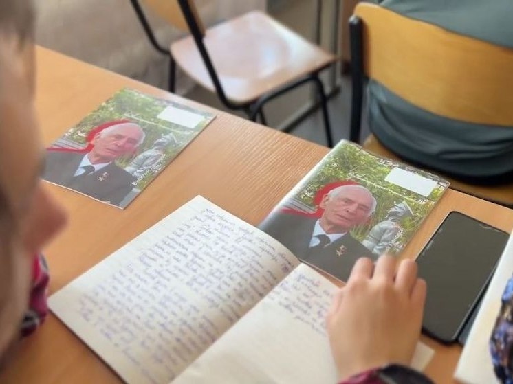 Школьникам Новороссии передадут 20 тысяч "правильных тетрадей" с портретами героев России