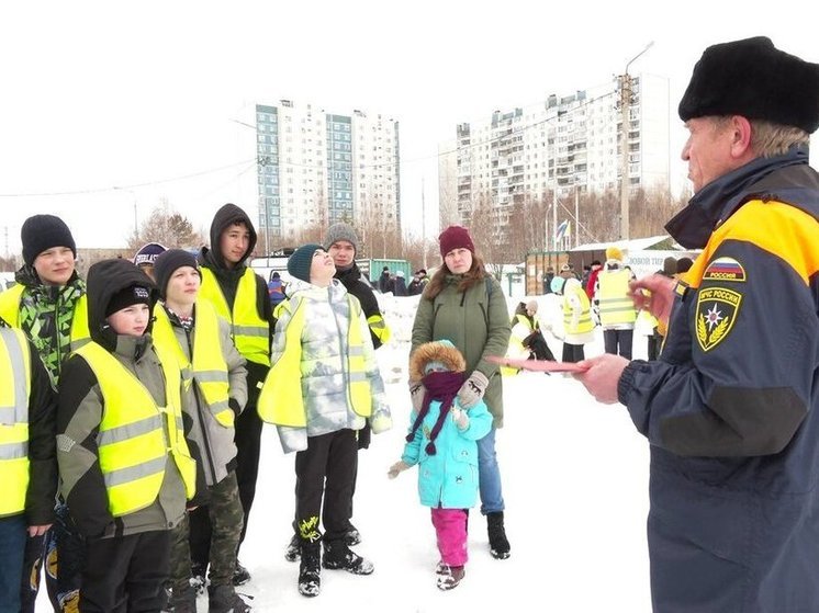 В Нижневартовске школьники побывали на учениях спасателей