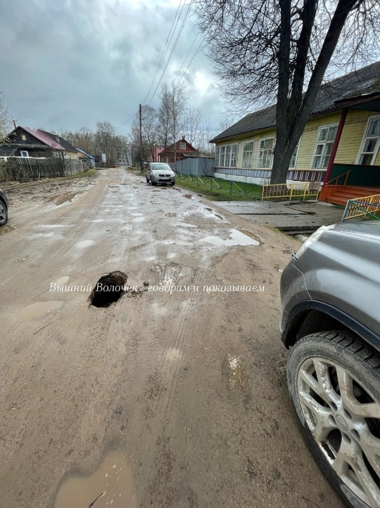 Жители Тверской области предупредили об обрушившейся возле детского сада дороге
