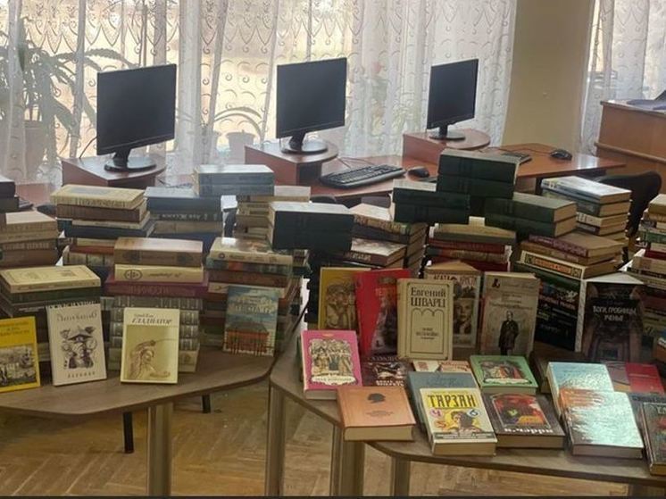 Ленинградцы передали библиотеке Енакиево 200 книг