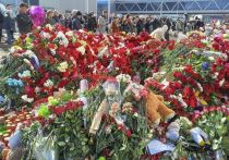 Мемориал в память о погибших в результате теракта разобрали около здания «Крокус Сити Холла» в подмосковном Красногорске