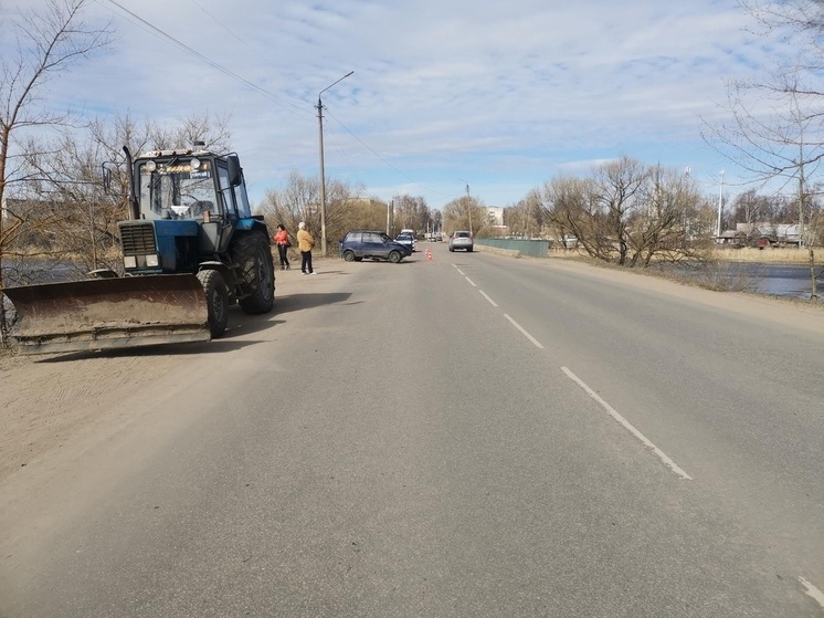 В Тверской области легковушка врезалась в трактор дорожных рабочих