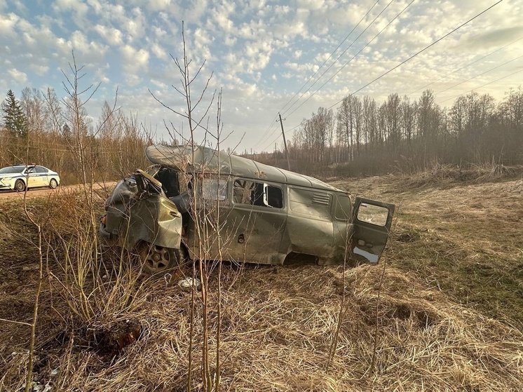 На трассе М-9 в Тверской области УАЗ вылетел с дороги