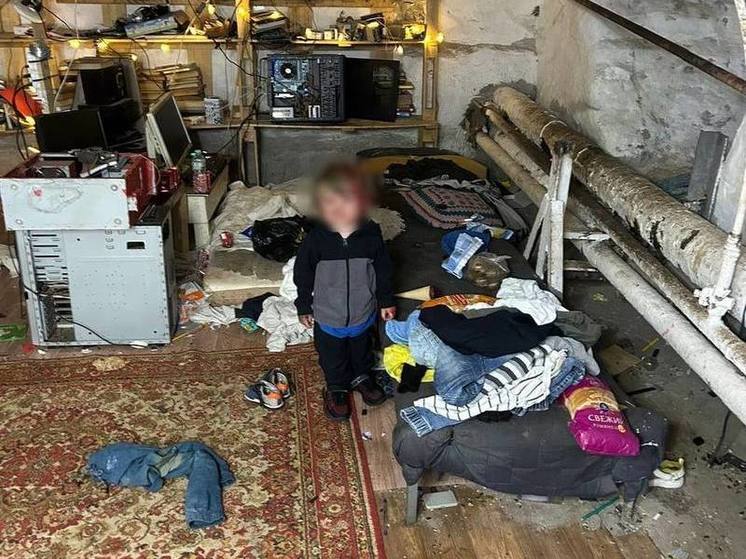 Компьютер, гирлянды и матрас: прокуратура опубликовала фото из подвала, где жил отец с тремя детьми
