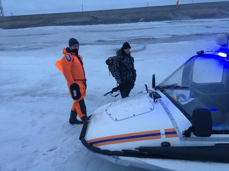 Спасатели помогли мужчине выбраться со льда в Новосибирске