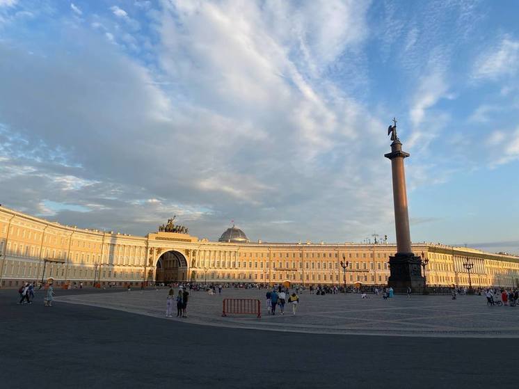 На Дворцовой площади переложат 200 квадратных метров брусчатки