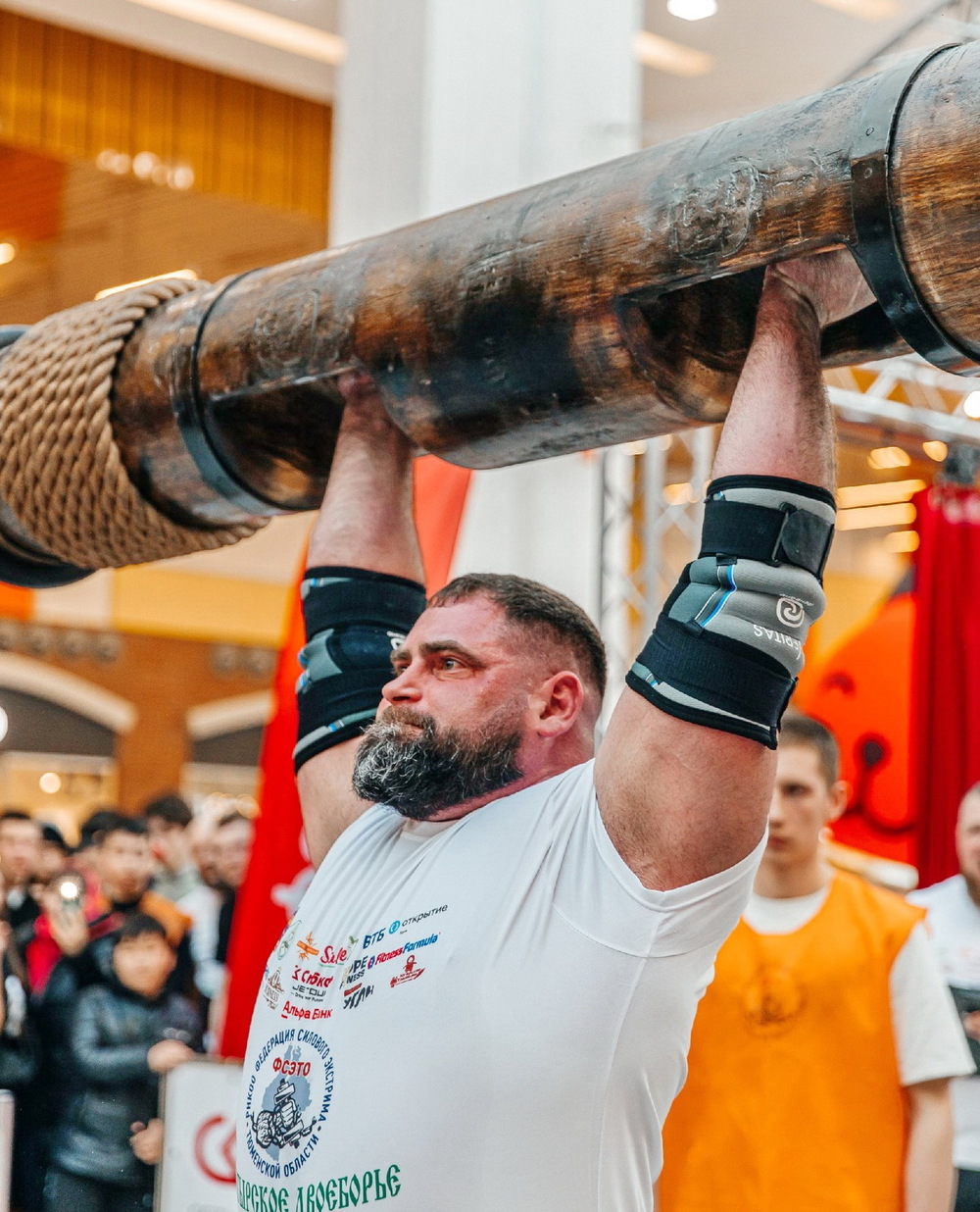 Ямалец Дмитрий Хвостенко поднял 170-килограммовое бревно над головой