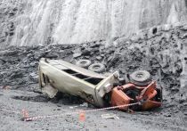 В Красноярском крае грузовик, который вез рабочих в карьер упала с большой высоты