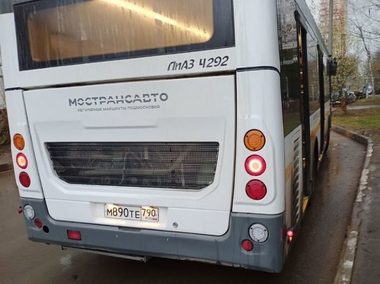 Водитель автобуса в Лобне тащил по дороге пассажира, зажатого дверью