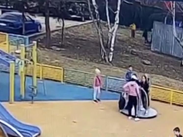 В Подольске женщина на детской площадке травмировала двоих детей