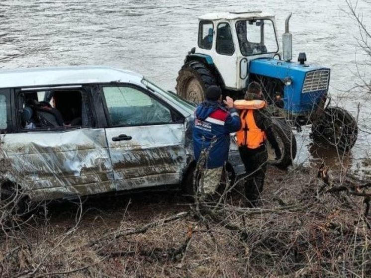 Автомобиль скатился в реку в Башкирии